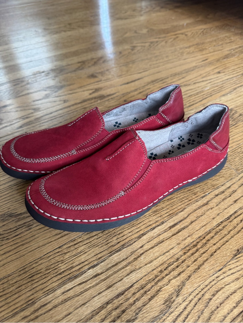 Women’s N5 Comfort by Naturalizer Red Suede Loafers | Size 9
